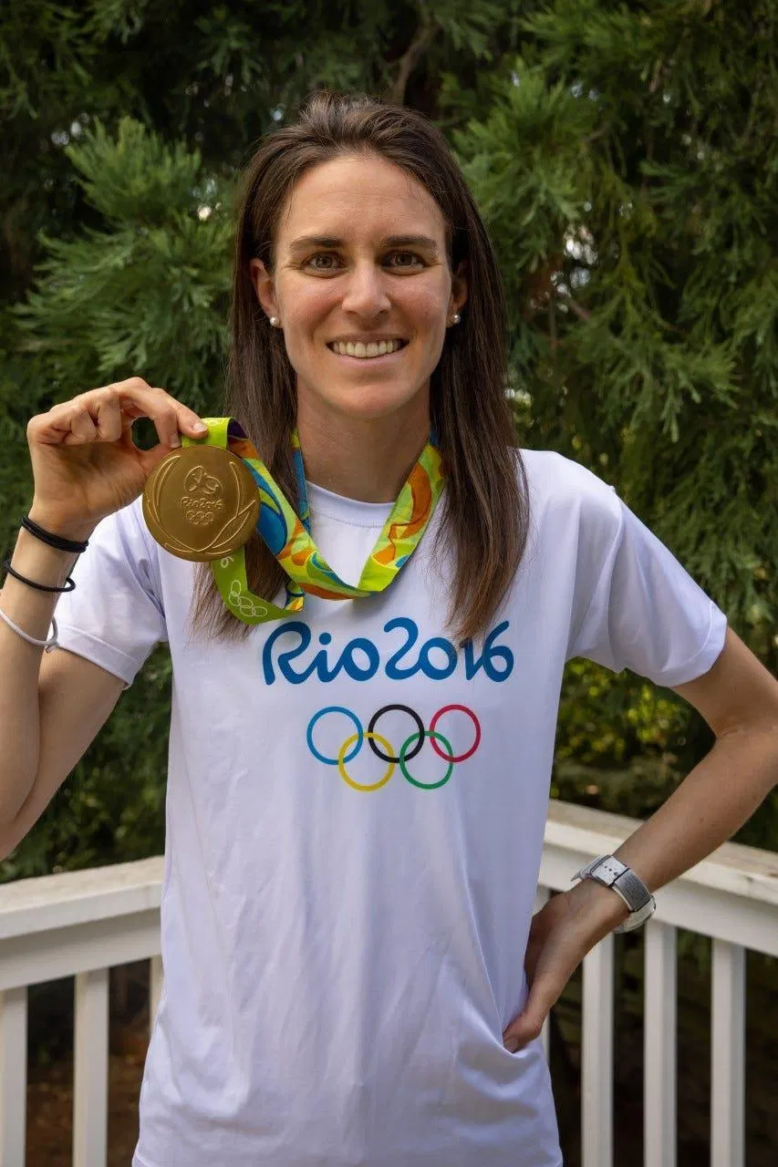 Gwen Jorgensen với HCV Olympic Rio 2016 (Ảnh: Internet). Gwen Jorgensen với HCV Olympic Rio 2016 (Ảnh: Internet).