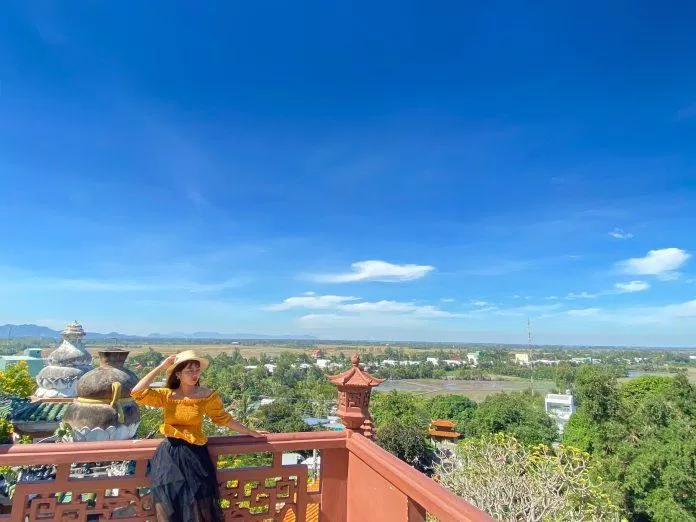 Chùa Hang nhìn thẳng ra cánh đồng lúa (Ảnh: Kim Cúc). Chùa Hang nhìn thẳng ra cánh đồng lúa (Ảnh: Kim Cúc).