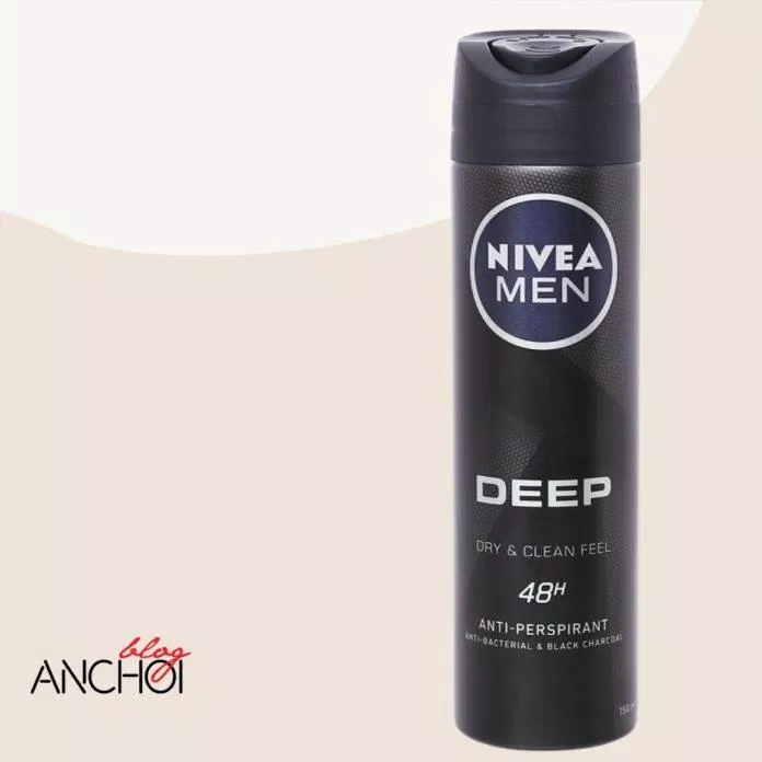 Xịt khử mùi Nivea Men Deep Dry And Clean Feel lâý cảm hứng than hoạt tính giúp da khô thoáng ( Nguồn: BlogAnChoi)