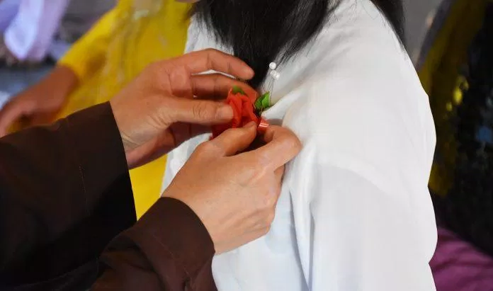 Ý nghĩa của hoa hồng cài ngực ngày lễ Vu Lan đó là ai còn cha mẹ thì cài hồng đỏ, người nào cha mẹ mất thì cài hồng trắng (Nguồn: Internet). Ý nghĩa của hoa hồng cài ngực ngày lễ Vu Lan đó là ai còn cha mẹ thì cài hồng đỏ, người nào cha mẹ mất thì cài hồng trắng (Nguồn: Internet).
