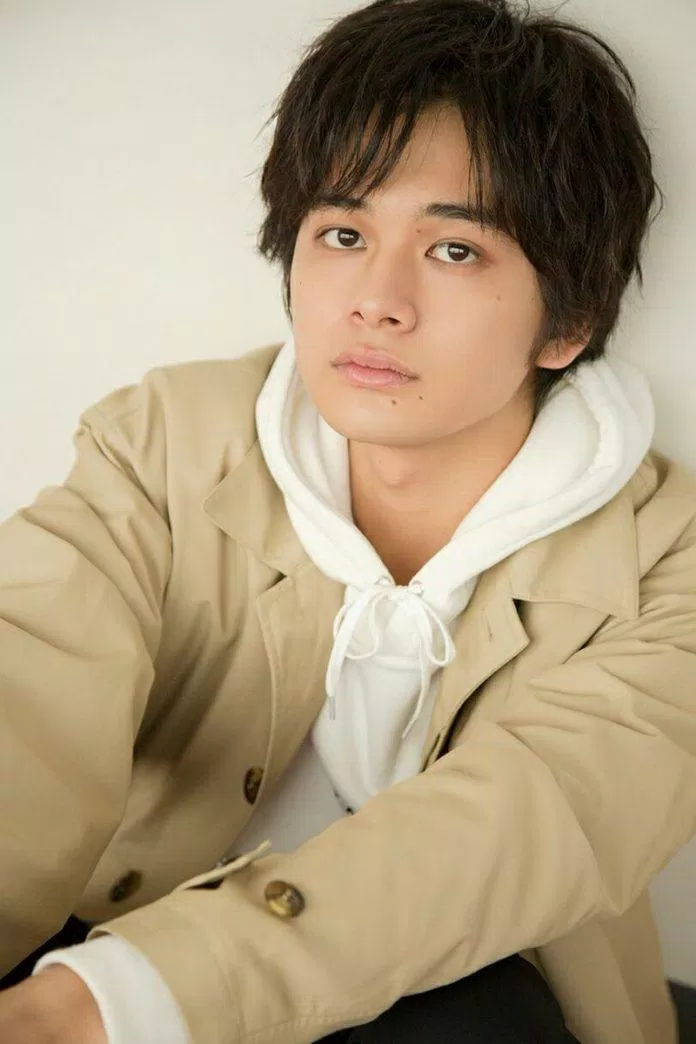 Kitamura Takumi đứng hạng 9 trong danh sách 20 nam phụ gây ấn tượng nhất màn ảnh Nhật Bản năm 2021. Anh chàng sinh năm 1997, cao 1m77 và góp mặt trong những tác phẩm ăn khách như "Tớ Muốn Ăn Tụy Của Cậu!", "Tình Yêu Và Dối Trá", " 12 Thiếu Niên Muốn Chết"... (Nguồn: Internet)