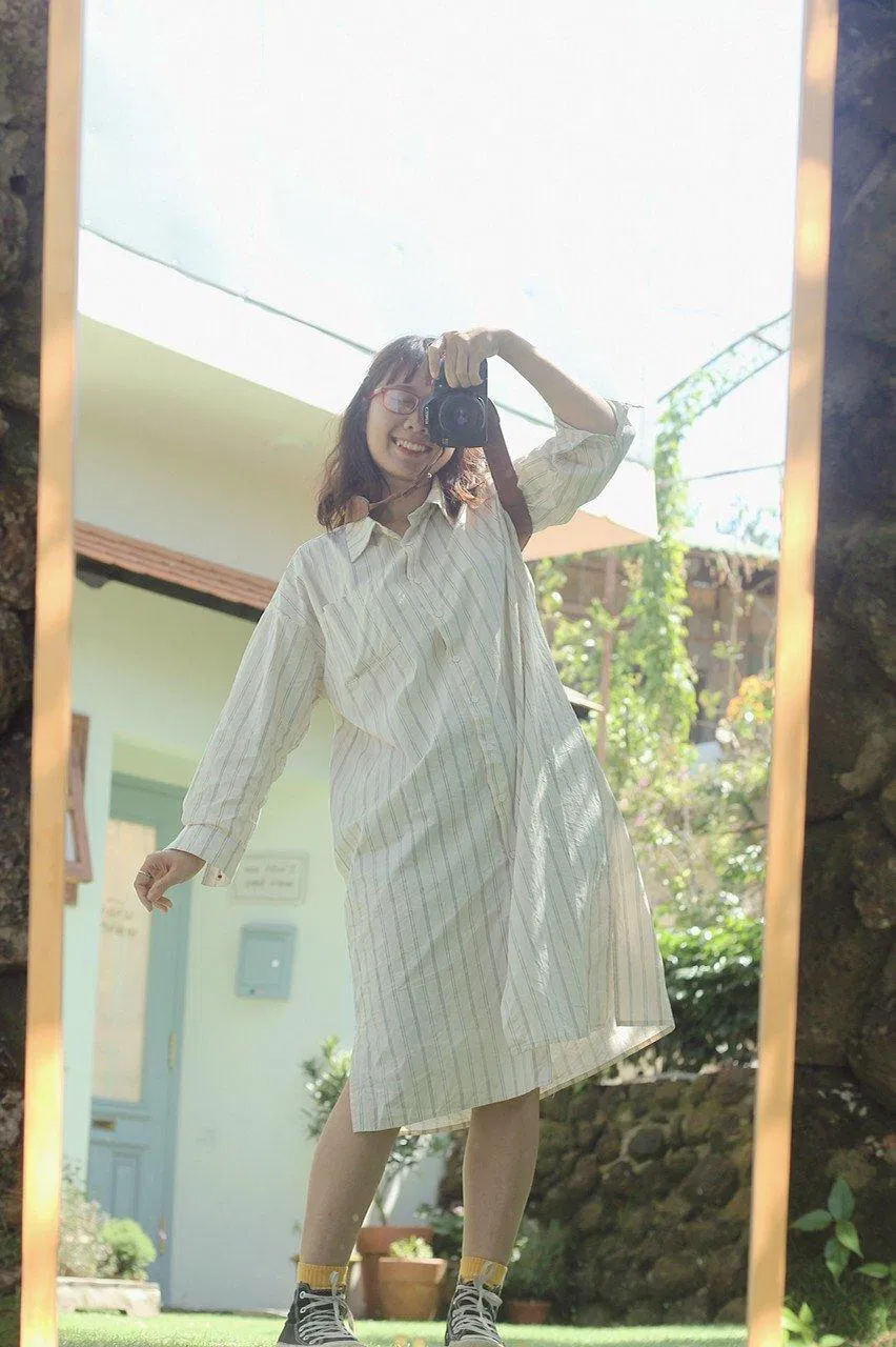 Bên ngoài sân được