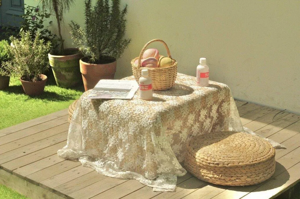 Hoặc là những chiếc bàn đầy nắng được set up sẵn đê khách ghé check in.