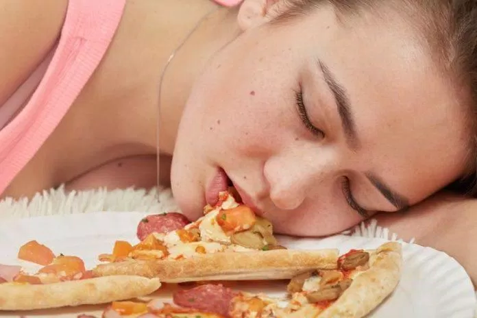 Không nên ăn quá no hoặc quá đói trước khi ngủ (Ảnh: Internet).