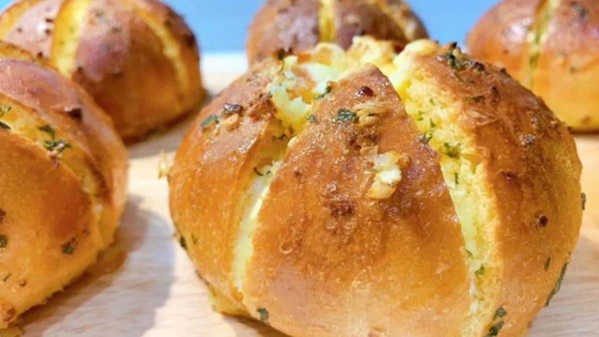 Bánh mì bơ tỏi (Nguồn: Internet). Bánh mì bơ tỏi (Nguồn: Internet).