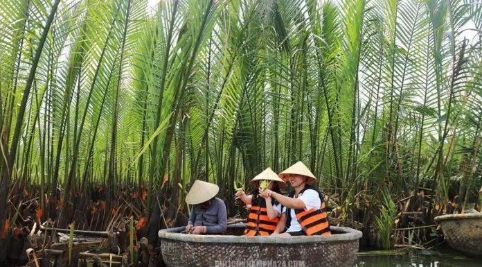 Du khách chụp ảnh tại rừng dừa. (Ảnh: Internet)