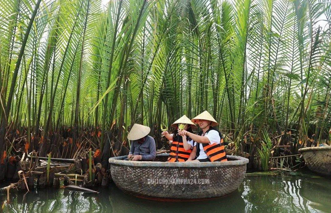 Du khách chụp ảnh tại rừng dừa. (Ảnh: Internet)