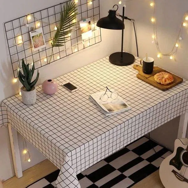Một chiếc khăn trải bàn sẽ làm góc học tập của bạn xinh xắn hơn rất nhiều (Nguồn: Internet)