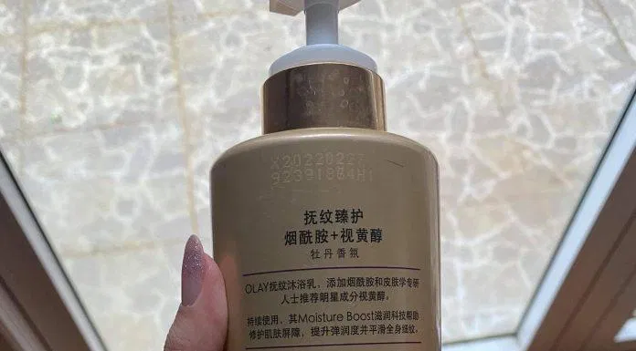 Bảng thành phần bằng tiếng Trung của sữa tắm trắng da Olay B3+Retinol (Nguồn: thyvanhihi).