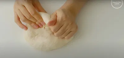 Ấn xẹp hết các bọt khí ở trong bột