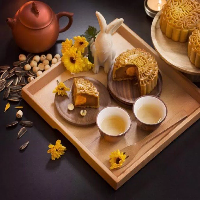 Bánh trung thu thưởng thức cùng trà là ngon chuẩn vị. (Ảnh: Internet)