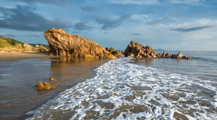 Bờ biển của bãi đá. (Ảnh: Internet)