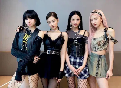Các thành viên BLACKPINK đã ở bên cạnh Lisa trong suốt quá trình quay MV. (Nguồn: Internet)