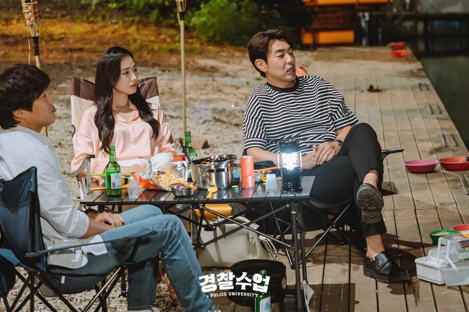 Tình bạn của bộ ba giáo sư cũng khiến fan phấn khích (Nguồn: Internet)