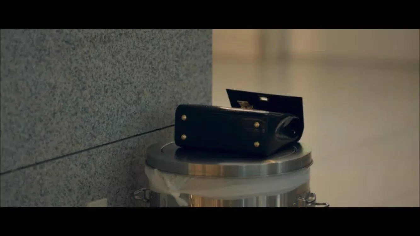 chiếc túi của Yeo-wool bị Na-yoon bỏ lại (nguồn: internet) chiếc túi của Yeo-wool bị Na-yoon bỏ lại (nguồn: internet)