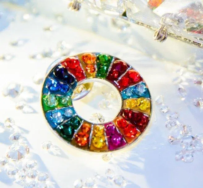 Pin cài áo vô cùng đẹp (Ảnh: Internet)