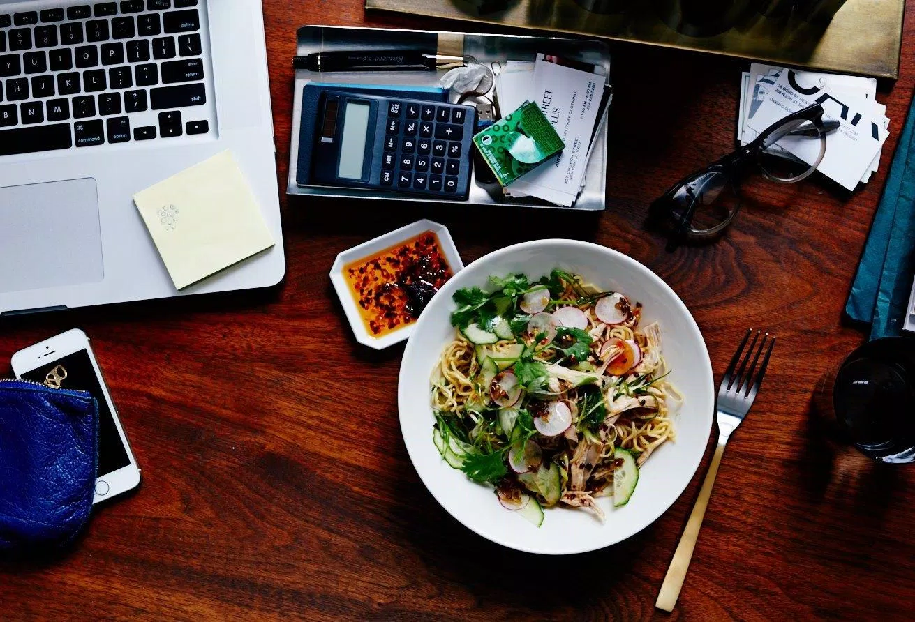 Bữa trưa nơi công sở đã trở thành thói quen của nhiều người (Ảnh: Internet). Bữa trưa nơi công sở đã trở thành thói quen của nhiều người (Ảnh: Internet).