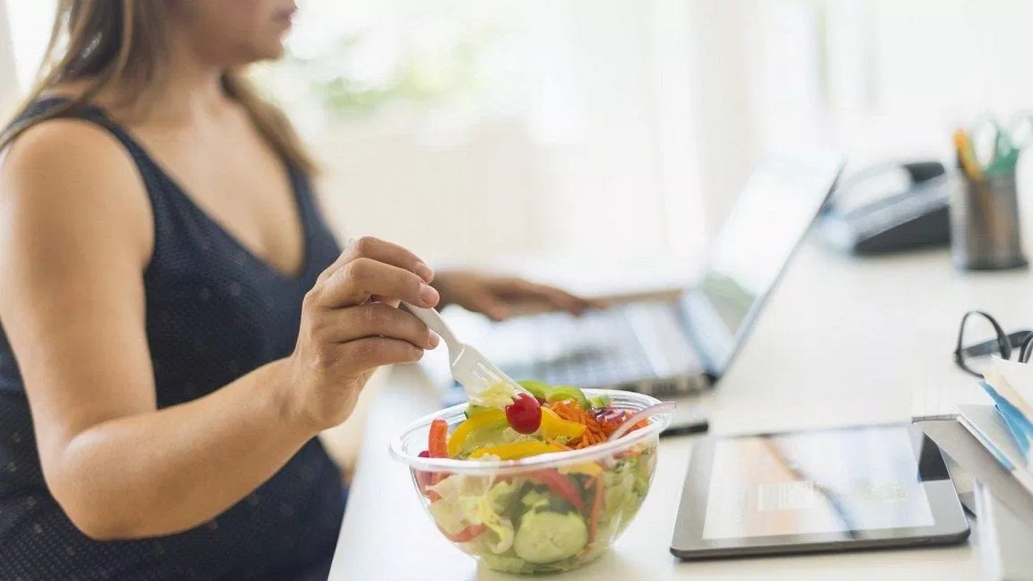 Có phải bạn cũng đang bận rộn đến mức không thể ăn trưa đầy đủ? (Ảnh: Internet). Có phải bạn cũng đang bận rộn đến mức không thể ăn trưa đầy đủ? (Ảnh: Internet).