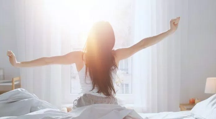 Thức dậy sảng khoái vào buổi sáng giúp bạn có nhiều năng lượng bắt đầu một ngày mới (Ảnh: Internet).
