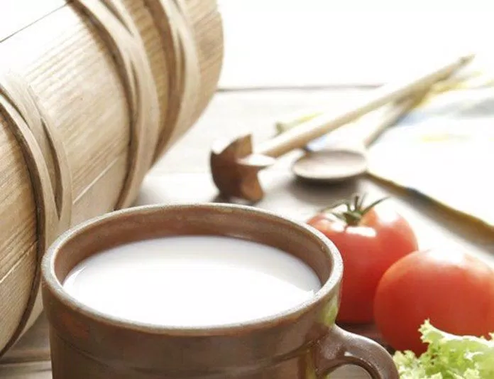 La tomate et le lait frais sont une excellente combinaison dans les soins de la peau blanchissants naturels (photo: internet)