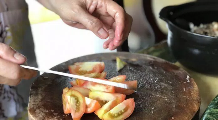 Cắt cà chua thành miếng nhỏ (Nguồn: BlogAnChoi).