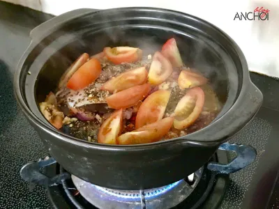 Thêm nước vào xăm xắp mặt cá (Nguồn: BlogAnChoi).
