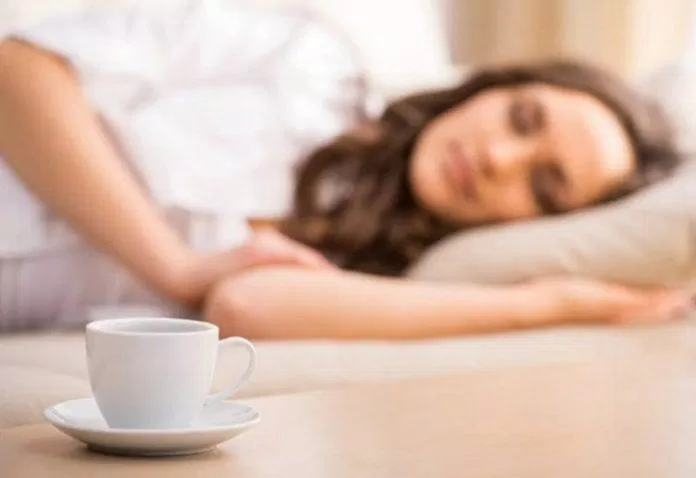 Nên tránh những thực phẩm chứa caffeine như: cà phê, trà,... để có một giấc ngủ tốt hơn (Ảnh: Internet).