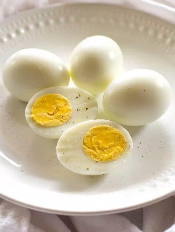 Luộc kỹ làm trứng cứng lại hoàn toàn (Ảnh: Internet).