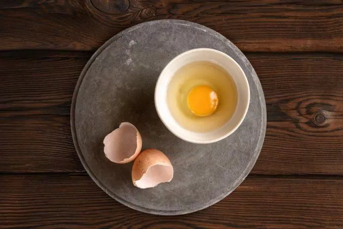 Bạn đã bao giờ ăn trứng sống? (Ảnh: Internet).