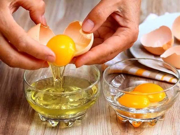 Tách lòng đỏ ra khỏi lòng trắng cũng hơi mất công (Ảnh: Internet). Tách lòng đỏ ra khỏi lòng trắng cũng hơi mất công (Ảnh: Internet).