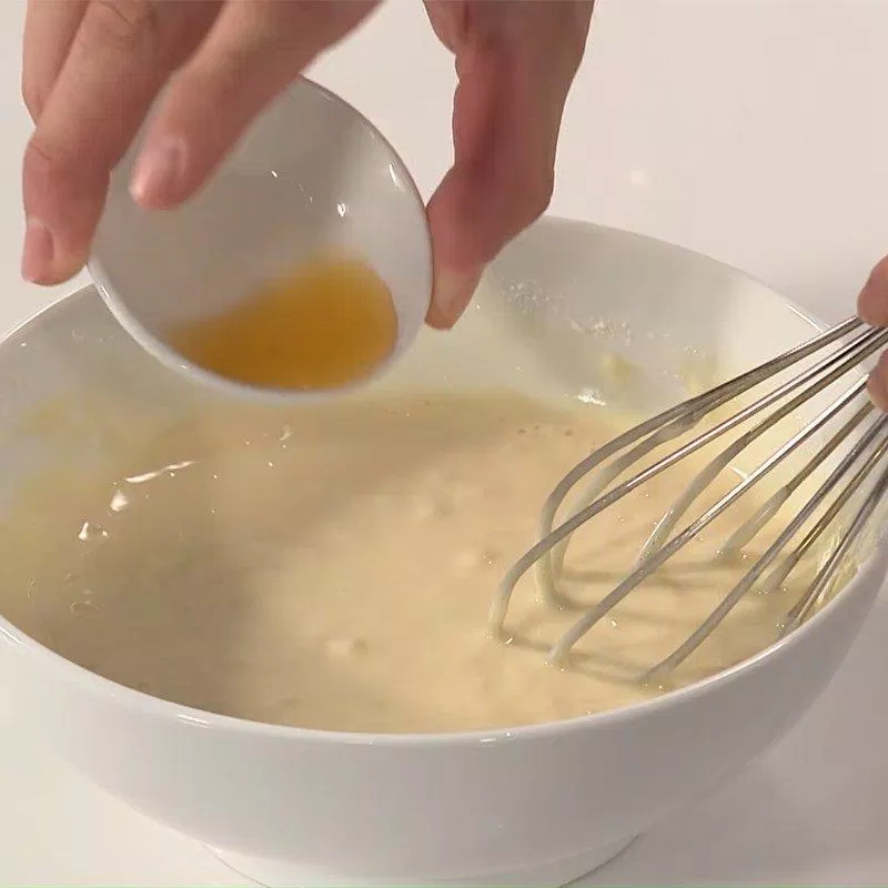 Pha bột hơi sền sệt để pate được mịn và dễ kết dính (Nguồn: Internet) Pha bột hơi sền sệt để pate được mịn và dễ kết dính (Nguồn: Internet)