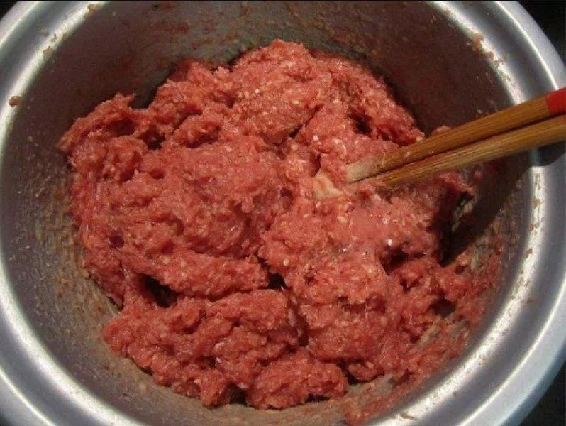 Ướp thịt theo khẩu vị và đảo theo 1 chiều (Nguồn: Internet) Ướp thịt theo khẩu vị và đảo theo 1 chiều (Nguồn: Internet)