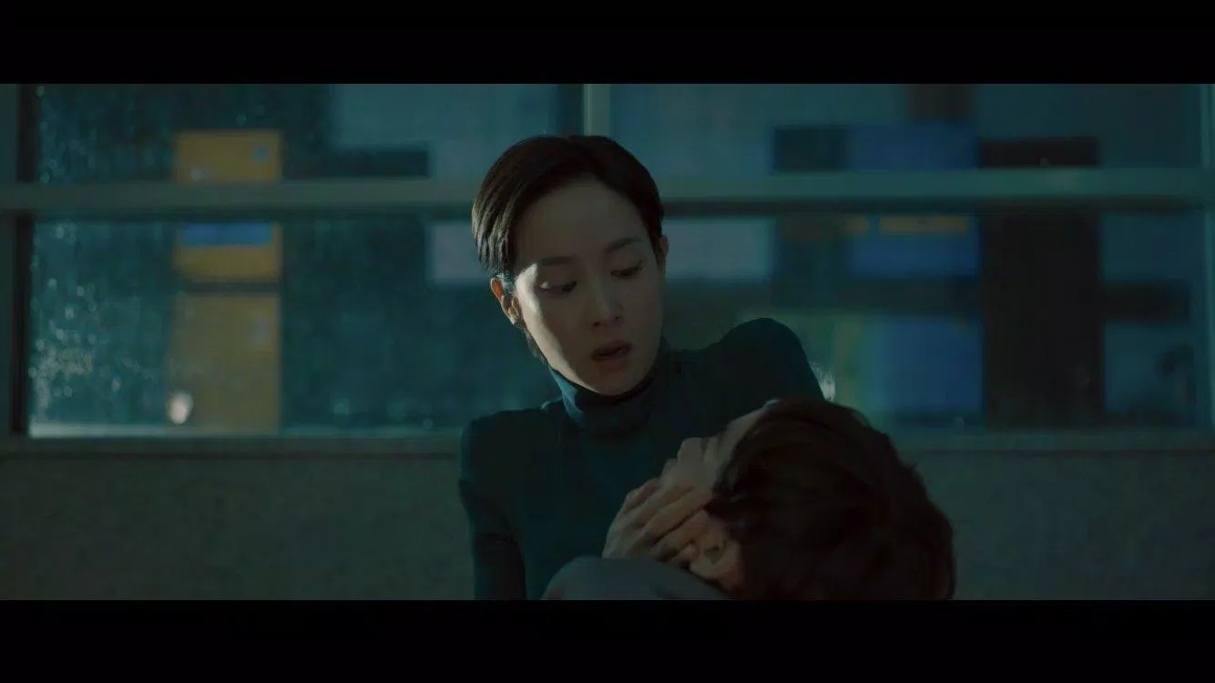 con trai bị kẻ lạ khóa nhốt trong tủ (nguồn: internet) con trai bị kẻ lạ khóa nhốt trong tủ (nguồn: internet)