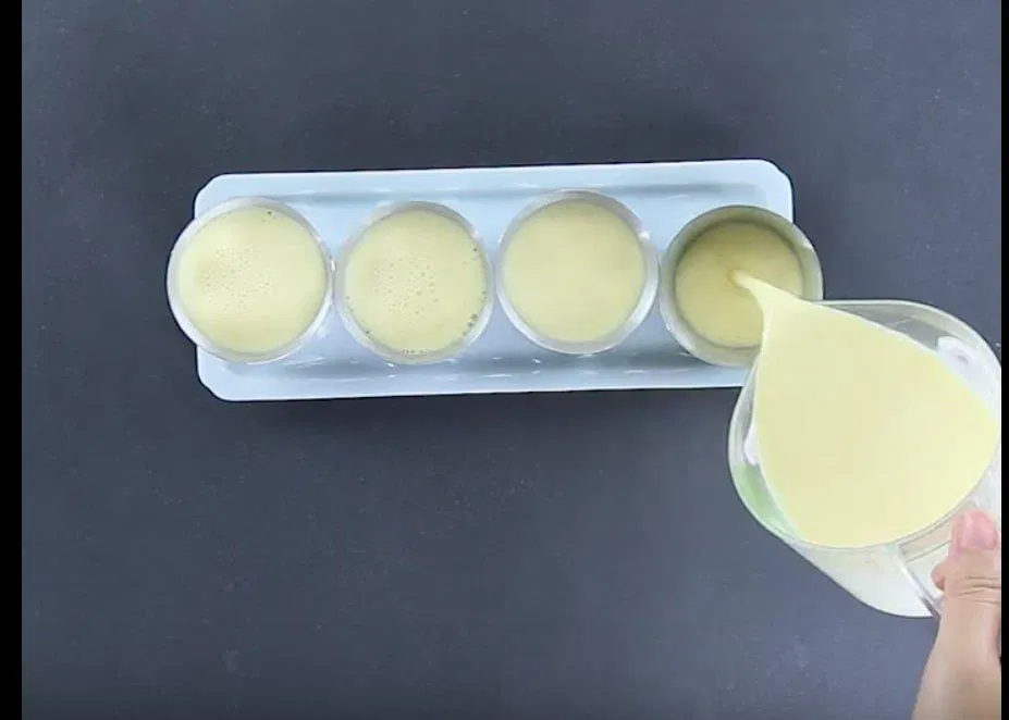 Đổ hỗn hợp phô mai vào từng khuôn (Nguồn: Internet).