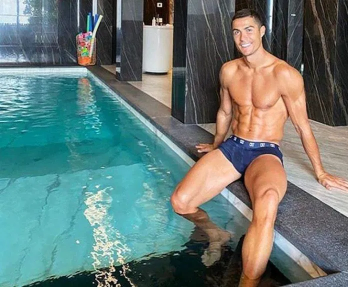 Ronaldo có hẳn một hồ bơi tại nhà (Ảnh: Internet). Ronaldo có hẳn một hồ bơi tại nhà (Ảnh: Internet).