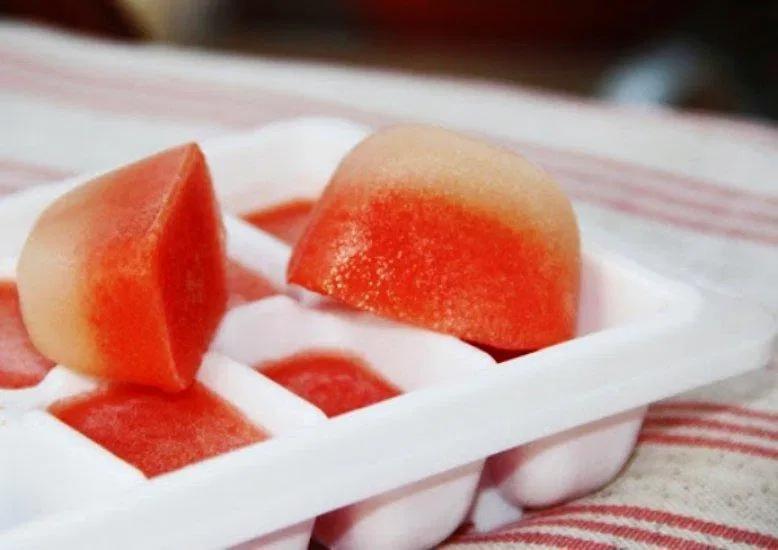 Nước ép cà chua đông đá có tác dụng thu nhỏ lỗ chân lông và làm săn da hiệu quả (ảnh: internet)