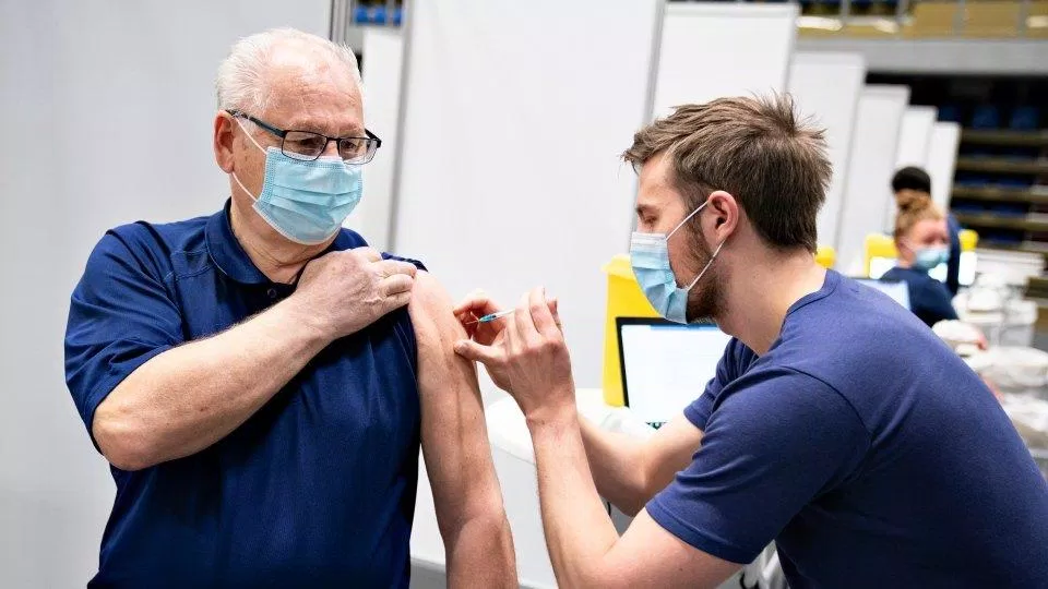 Tiêm vaccine là yếu tố quan trọng để chặn đứng COVID-19 (Ảnh: Internet). Tiêm vaccine là yếu tố quan trọng để chặn đứng COVID-19 (Ảnh: Internet).