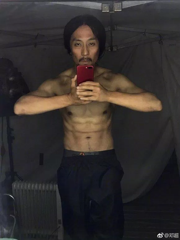 Hình ảnh gầy gò thấy rõ của Đặng Siêu sau khi giảm từ 83 kg xuống còn 63 kg ( Ảnh: Internet ) Hình ảnh gầy gò thấy rõ của Đặng Siêu sau khi giảm từ 83 kg xuống còn 63 kg ( Ảnh: Internet )