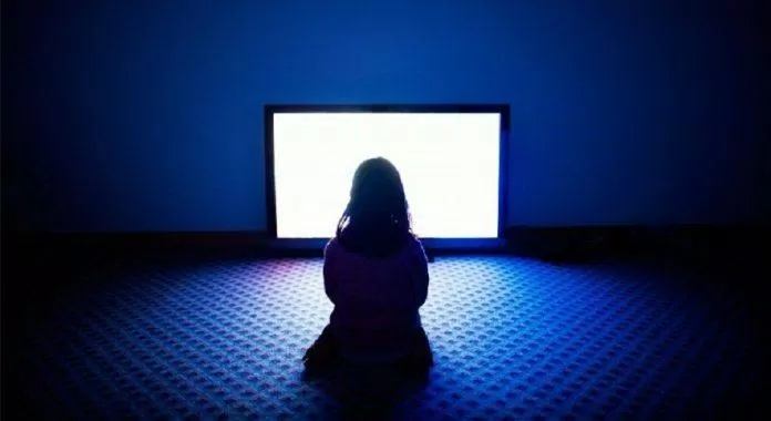 Nhiều người có thói quen xem TV trong phòng tối để cảm giác "thật" hơn (Ảnh: Internet).
