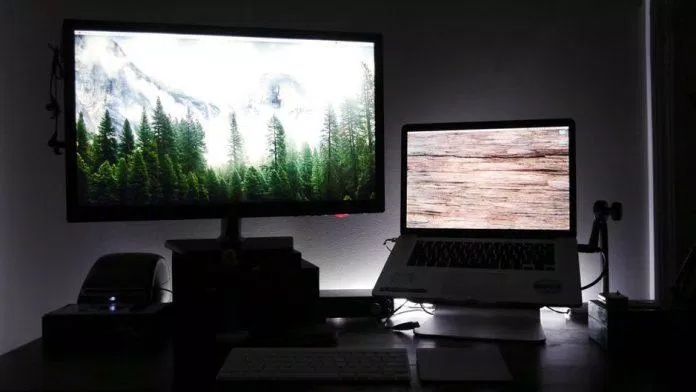 Ánh sáng trắng trung tính của chiếc laptop bên cạnh giúp tổng thể căn phòng sáng lên (Ảnh: Internet).