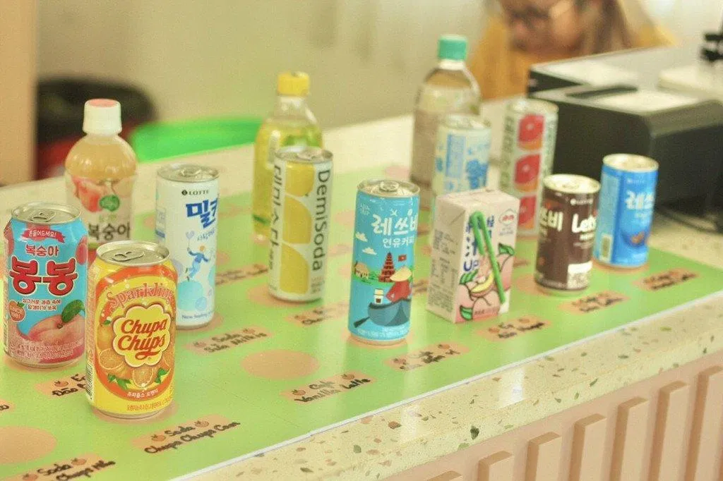 Trên quầy thu ngân sẽ bày ra những loại có ở quán để cậu tham khảo và cũng được coi là menu luôn đó.