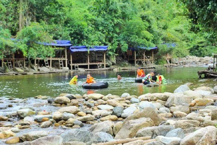 Khách du lịch thoải mái bơi lội trên phao bơi (Ảnh: Internet). Khách du lịch thoải mái bơi lội trên phao bơi (Ảnh: Internet).