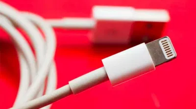 Hiện tại iPhone 13 vẫn sử dụng cáp Lightning để sạc (Ảnh: Internet). Hiện tại iPhone 13 vẫn sử dụng cáp Lightning để sạc (Ảnh: Internet).