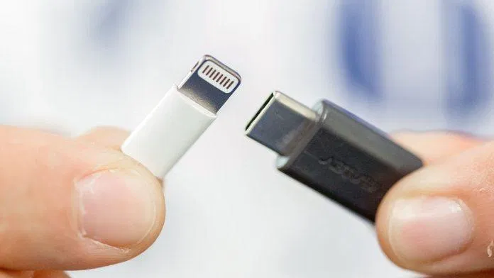 Đầu sạc Lightning (trái) và USB-C (Ảnh: Internet). Đầu sạc Lightning (trái) và USB-C (Ảnh: Internet).
