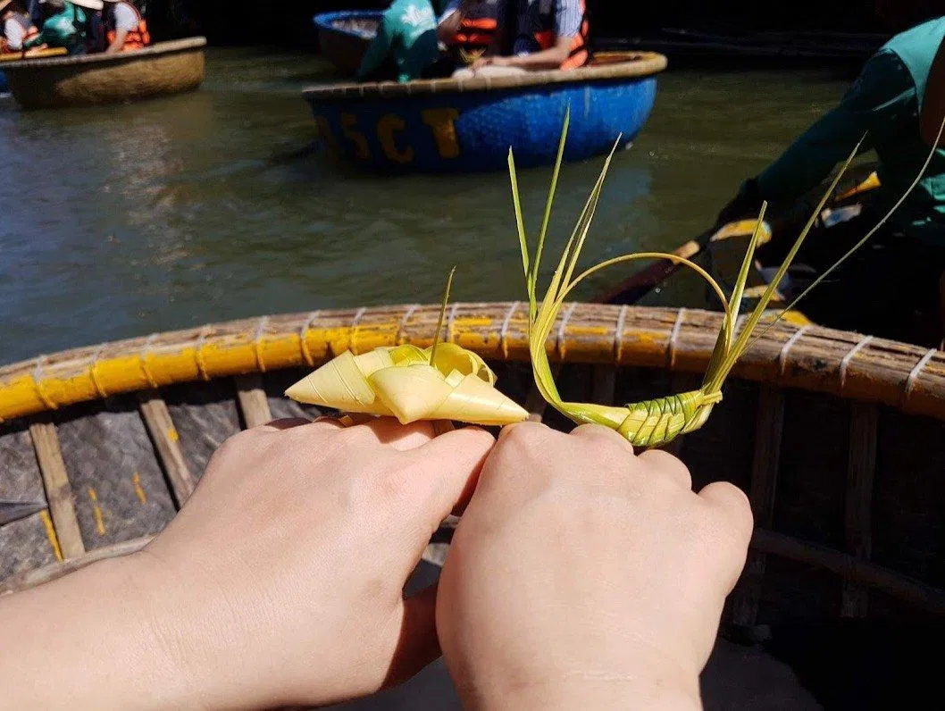 Đồ lưu niệm làm từ lá dừa. (Ảnh: Internet)