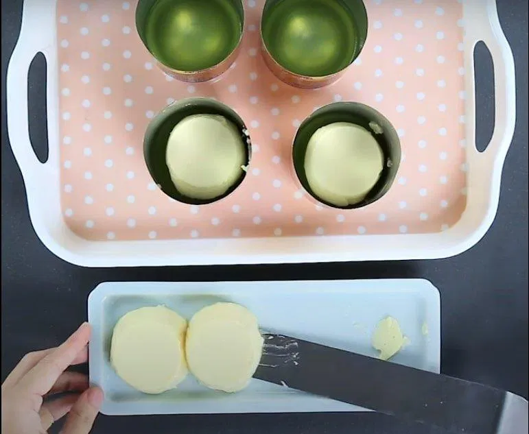 Đợi thạch lá dứa đông lai thì xếp phô mai lên trên (Nguồn: Điện máy xanh).