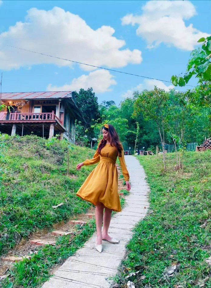 Con đường mòn dẫn vào nhà sàn đẹp như tranh vẽ (Ảnh: Facebook Cecilia Khanh). Con đường mòn dẫn vào nhà sàn đẹp như tranh vẽ (Ảnh: Facebook Cecilia Khanh).