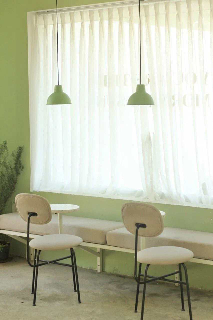 Một góc cửa sổ ngập tràn ánh sáng.