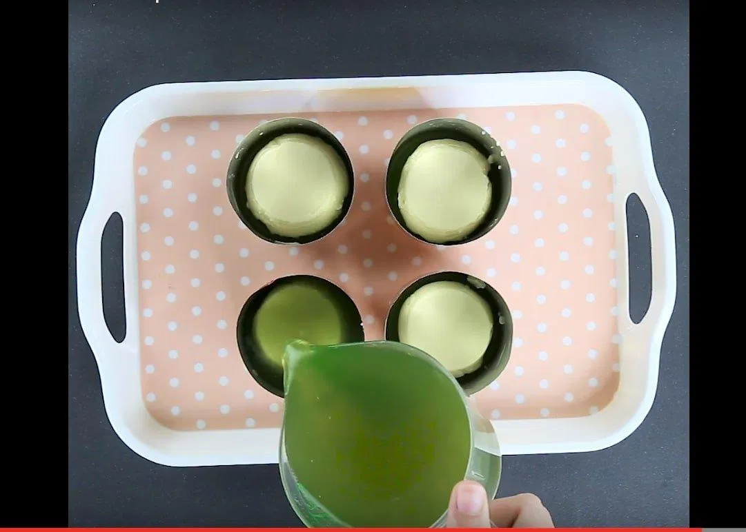 Đổ thạch lá dứa vào đầy khuôn (Nguồn: Internet).