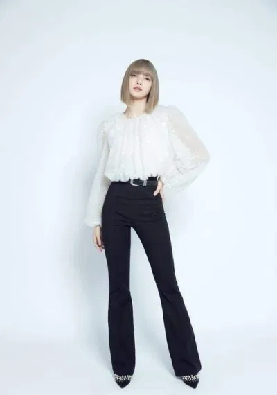Lisa chia sẻ trong buổi họp báo về album "LALISA" của mình (Nguồn: Internet). Lisa chia sẻ trong buổi họp báo về album "LALISA" của mình (Nguồn: Internet).